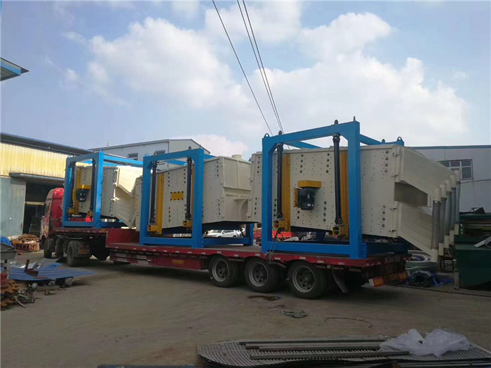 內蒙客戶3臺方形搖擺篩裝車發(fā)貨現(xiàn)場