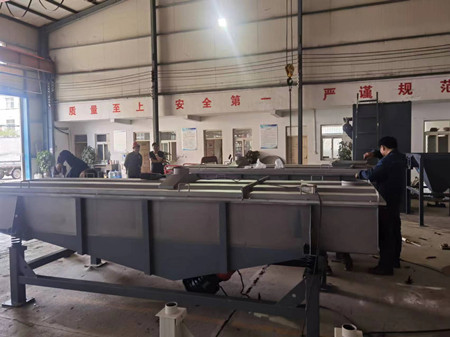 客戶訂的直線篩生產現(xiàn)場