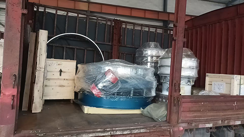 1500型直排篩、、旋振篩、網(wǎng)架等發(fā)貨