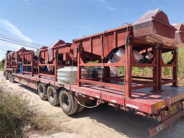 10臺(tái)直線振動(dòng)篩發(fā)貨 大批量生產(chǎn)， 感謝客戶信任與支持！