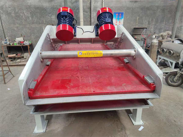 1540特制不銹鋼脫水振動篩，已發(fā)貨，篩分效果好，篩箱采用高強度螺栓鉚釘，篩面由弧形段與直線段組成，結構堅固耐用，用料厚實，運行平穩(wěn)噪聲低，使用率高，使用壽命長！