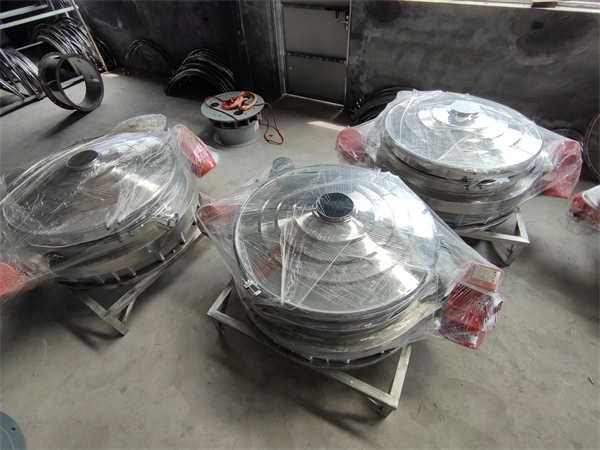 4臺1200不銹鋼直排篩發(fā)貨， 加裝超聲波系統(tǒng)，篩分精度高，產(chǎn)量大， 能耗低，全封閉，無粉塵，特制電機。
